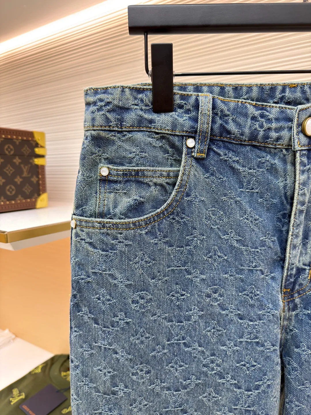 LOUIS VUITTON presbyopic jacquard jeans ●Original version: purchased and developed at 18399 ●Item number: 1680890-B20 ●Fabric: denim fabric ●Technology: full-width jacquard production ●Type: fitted version ●Weight: about 780 grams ●Size: 30-32-34-36 ●Description: This skateboard denim jacket has an all-over contrasting Monogram jacquard texture, embellished with pearlescent buttons and pocket rivets, giving the casual skater silhouette a Dandy feel. Pair it with matching trousers for a trendy look, making it a perfect choice for every season. Monogram jacquard all over, Damier nubuck label at rear. The overall wiring is straight and delicate, the fabric is comfortable and soft, and the color is consistent without color difference. It can be matched with the same style to create a fashionable look and control various occasions. Customized accessories, complete with three standards, same style for men and women!